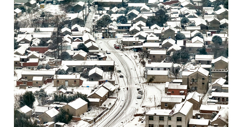 春运遇15年最强雨雪 高铁客困车内10小时 15小时车程却开了4天