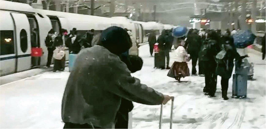 春运遇15年最强雨雪 高铁客困车内10小时 15小时车程却开了4天