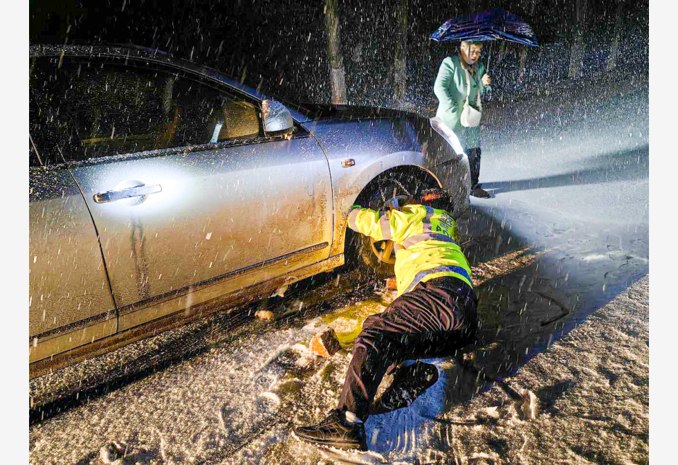 春运遇15年最强雨雪 高铁客困车内10小时 15小时车程却开了4天