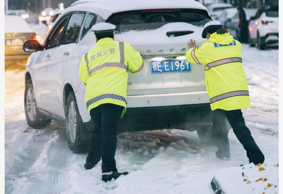 春运遇15年最强雨雪 高铁客困车内10小时 15小时车程却开了4天