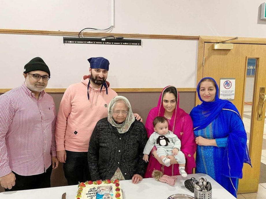 晒婚纱照庆结婚34周年 53岁乔宝宝苏格兰弄孙为乐