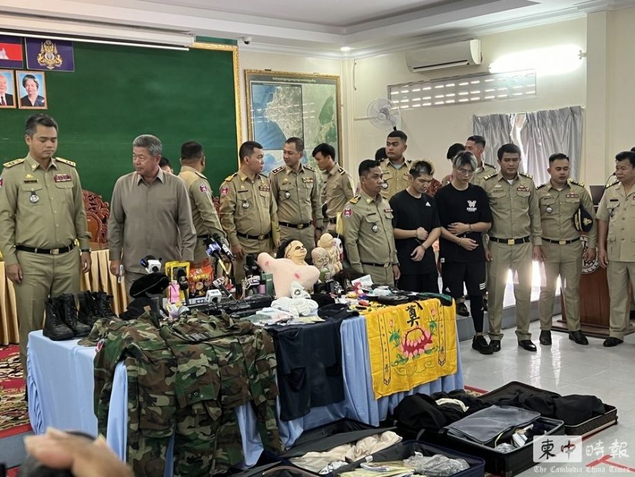 晚安小鸡、阿闹上铐现身　柬埔寨警方公开假血假枪