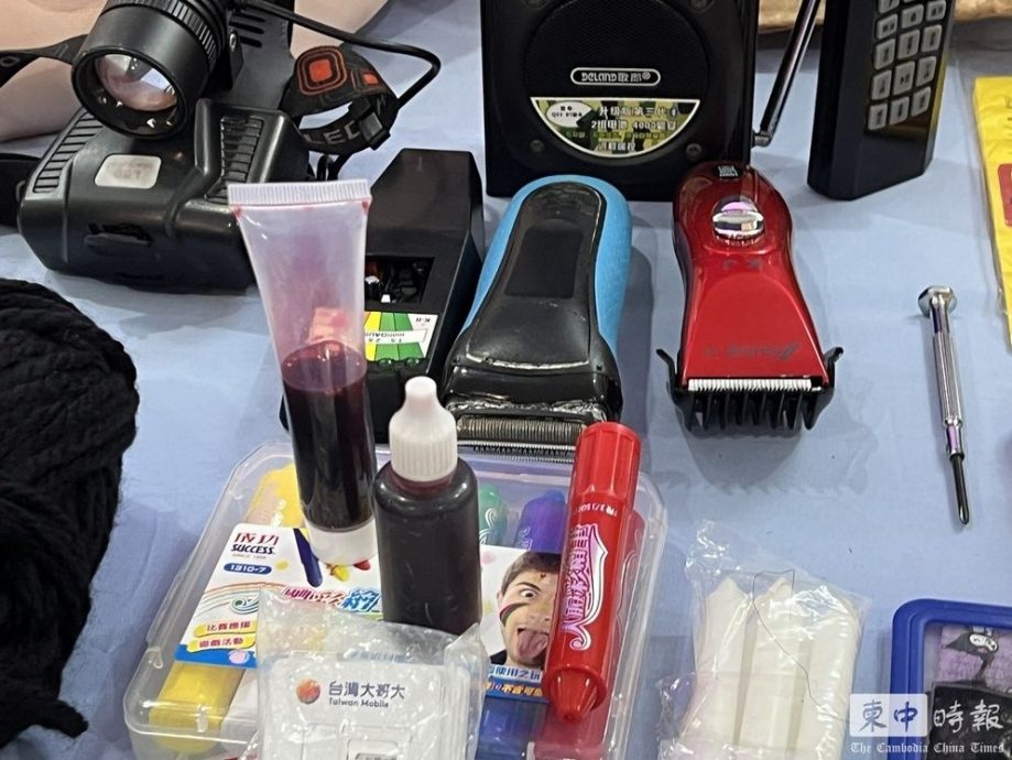 晚安小鸡、阿闹上铐现身　柬埔寨警方公开假血假枪