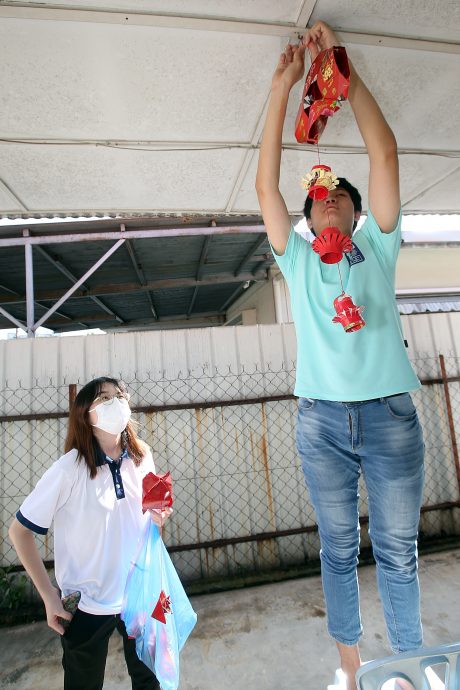 暖势力/全国/逾30位大学生走入社区 为独居老人打扫房屋