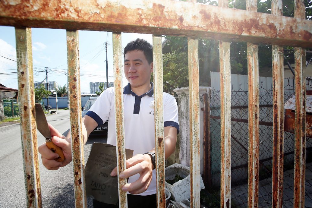 暖势力/全国/逾30位大学生走入社区 为独居老人打扫房屋