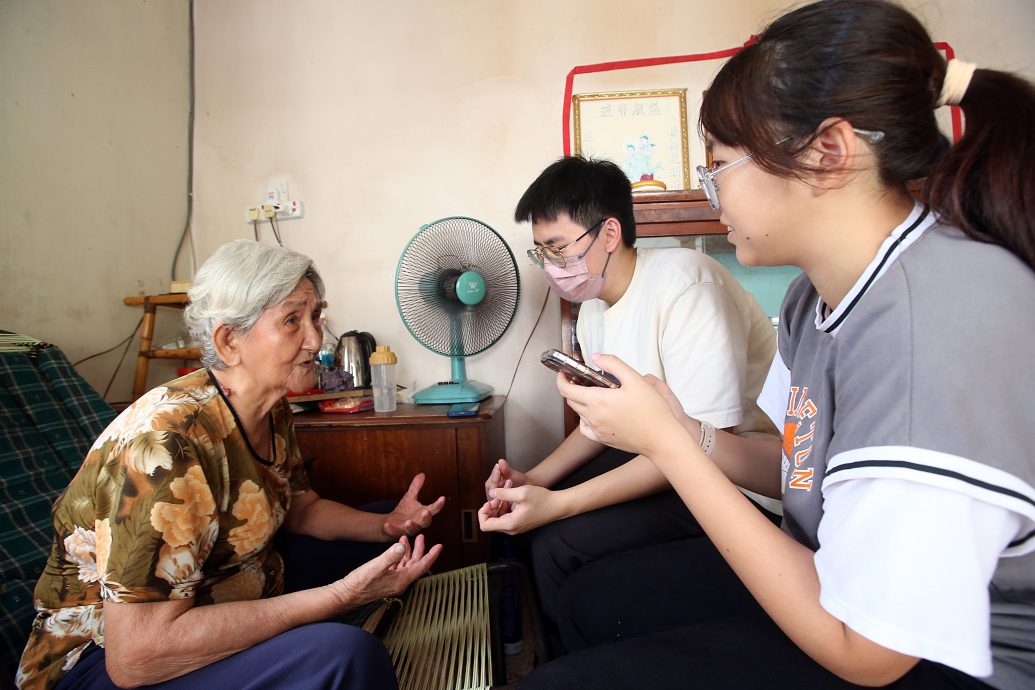 暖势力/全国/逾30位大学生走入社区 为独居老人打扫房屋