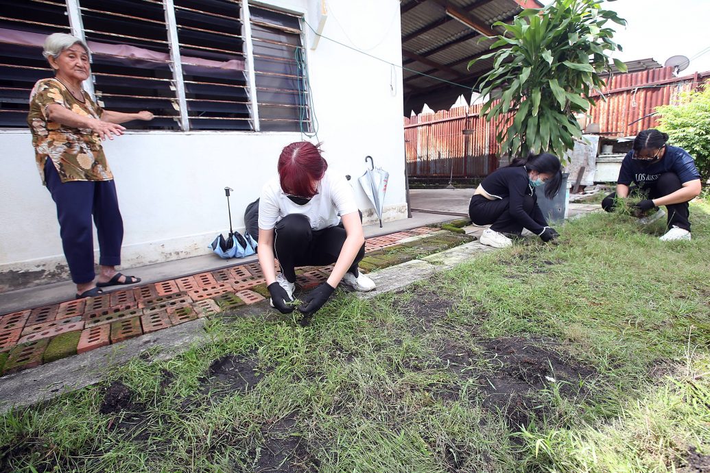 暖势力/全国/逾30位大学生走入社区 为独居老人打扫房屋