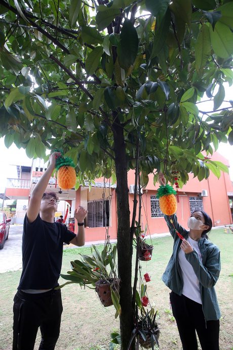 暖势力/全国/逾30位大学生走入社区 为独居老人打扫房屋