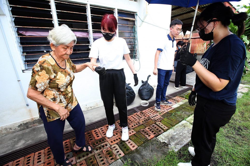 暖势力/全国/逾30位大学生走入社区 为独居老人打扫房屋