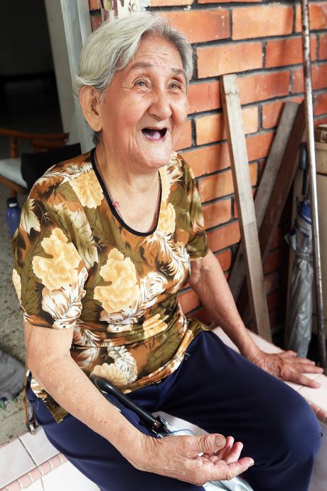 暖势力/全国/逾30位大学生走入社区 为独居老人打扫房屋