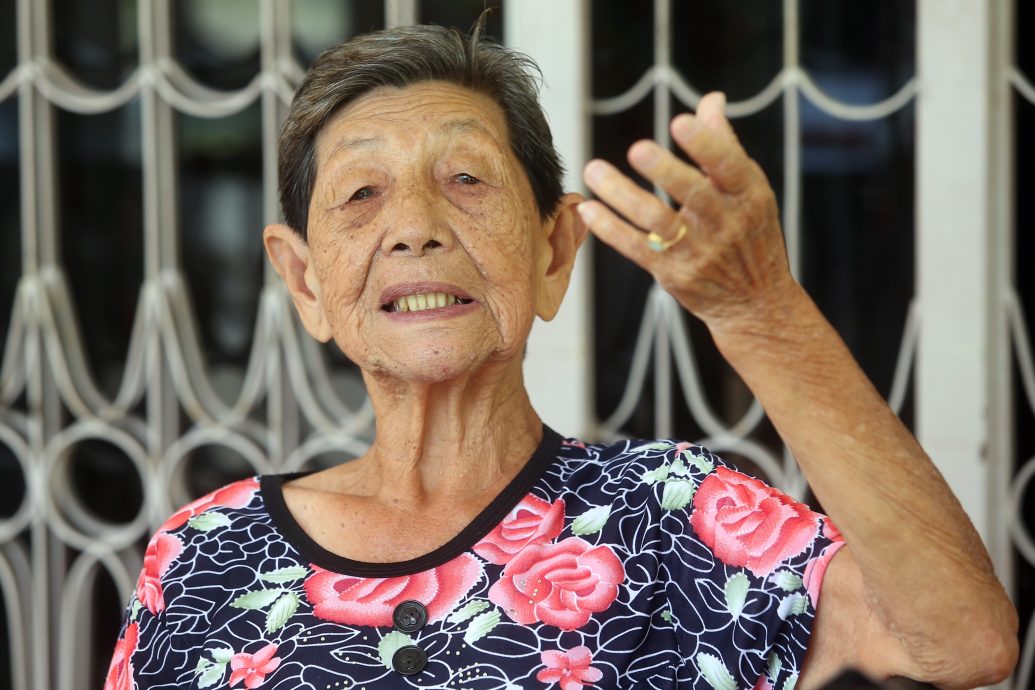 暖势力/全国/逾30位大学生走入社区 为独居老人打扫房屋