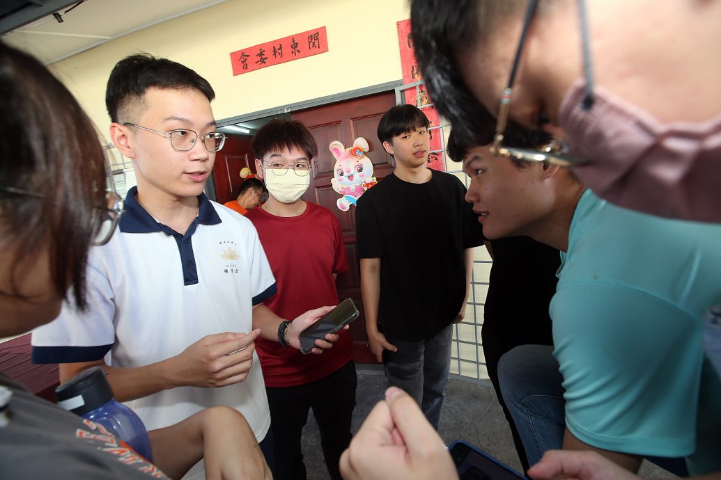 暖势力/全国/逾30位大学生走入社区 为独居老人打扫房屋