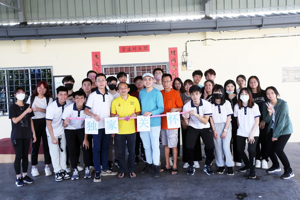 暖势力/全国/逾30位大学生走入社区 为独居老人打扫房屋