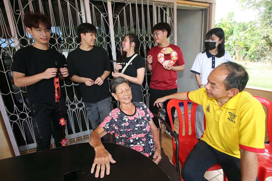 暖势力/全国/逾30位大学生走入社区 为独居老人打扫房屋