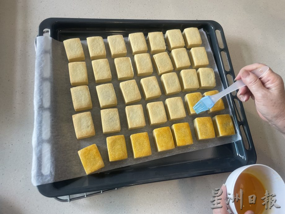 制年饼妇女行善故事