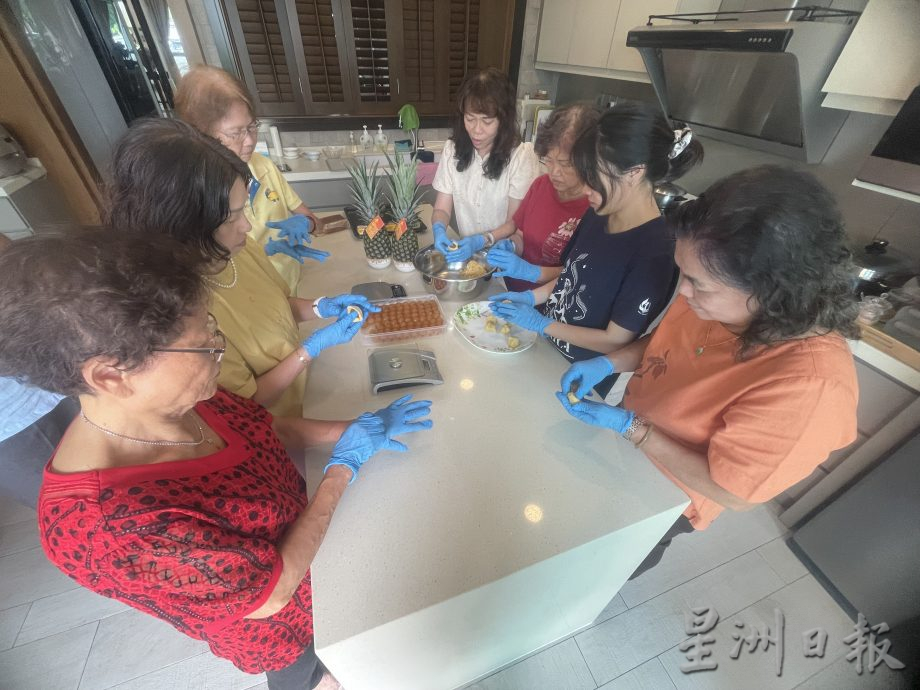 制年饼妇女行善故事