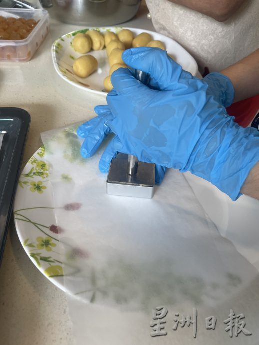 制年饼妇女行善故事