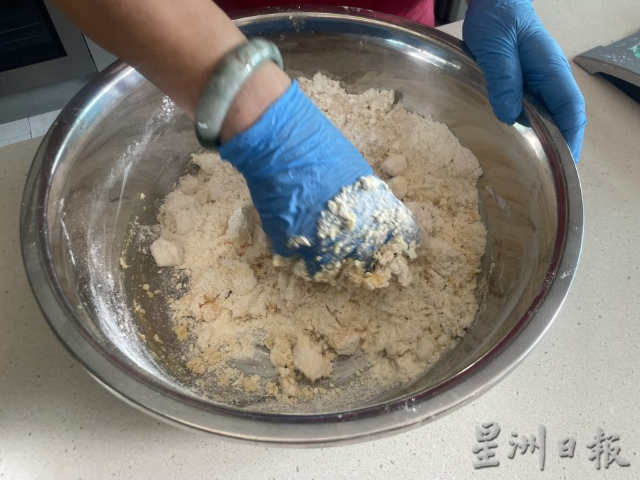 制年饼妇女行善故事