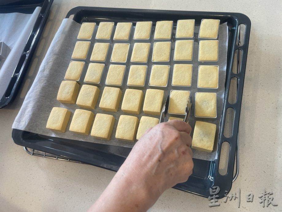 制年饼妇女行善故事