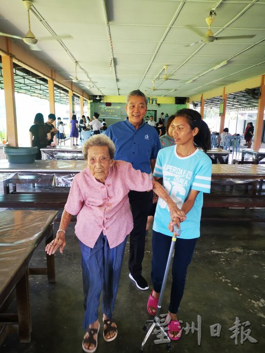 儿女尽孝 设教育基金传承父母的教育改变人生理念