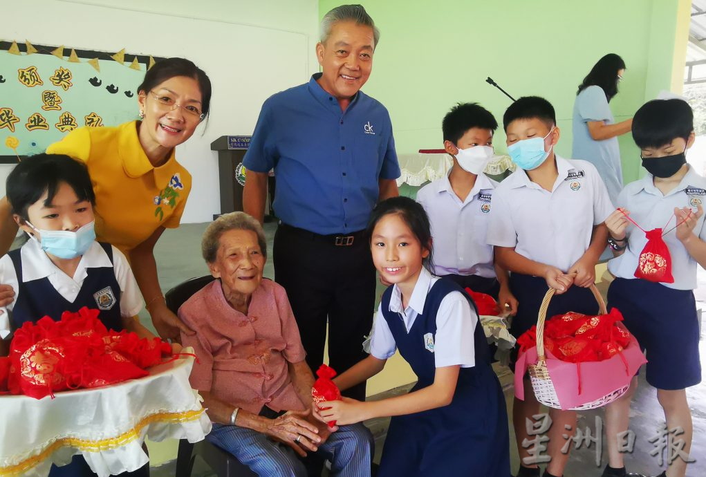 儿女尽孝 设教育基金传承父母的教育改变人生理念