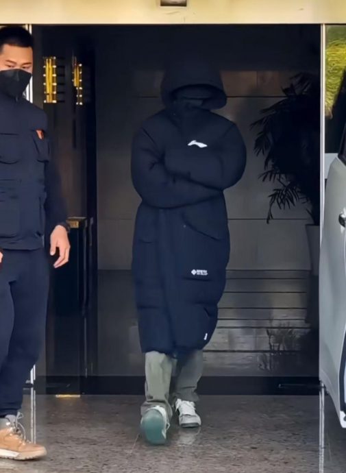 机场被围堵失控发飙 肖战怒斥代拍没秩序