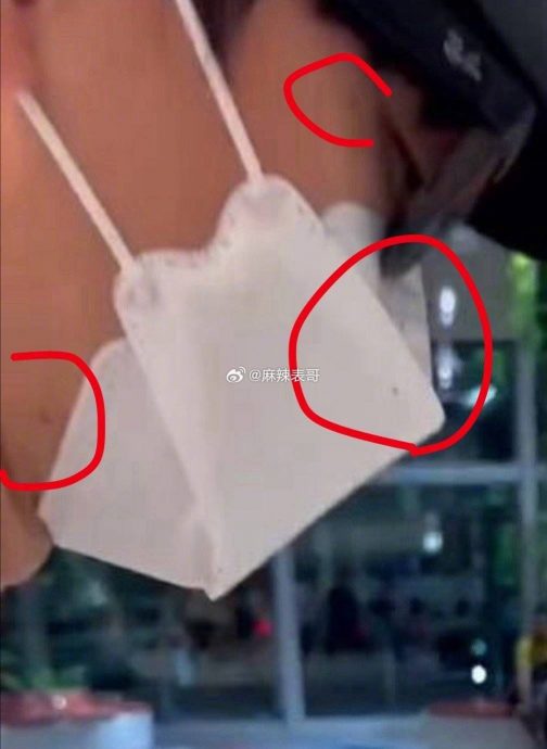 林俊杰机场被甩一身墨 网怒斥：离他远一点