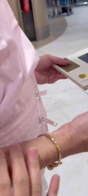 林俊杰机场被甩一身墨 网怒斥：离他远一点