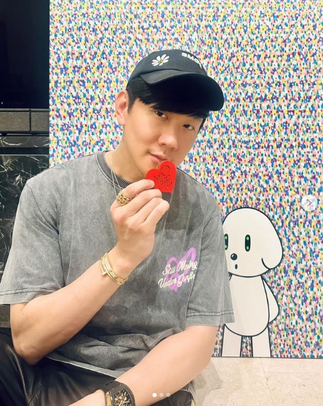 林俊杰机场被甩一身墨 网怒斥：离他远一点