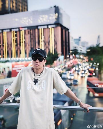 林俊杰机场被甩一身墨 网怒斥：离他远一点