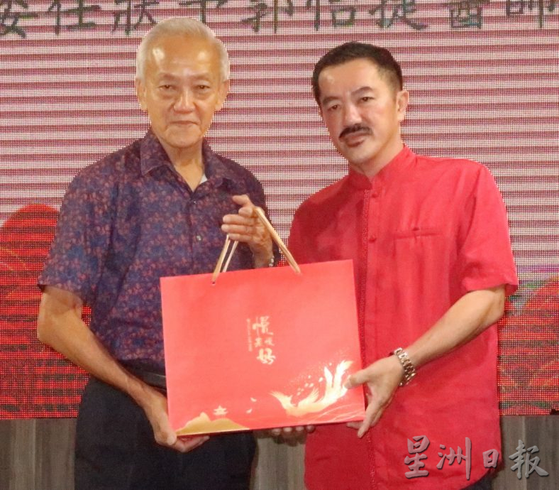 柔︰刘晋铨︰中医药业免服务税,减轻病人负担