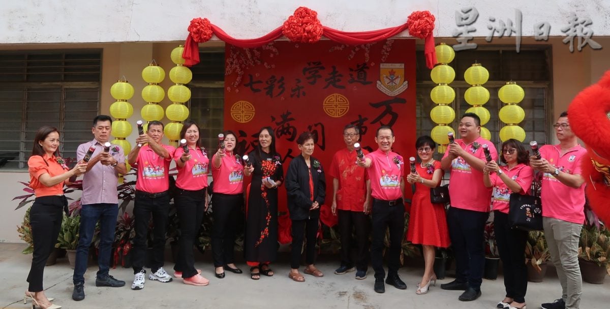 柔︰利民达华小2校友回馈母校 分别赞助电脑室设备