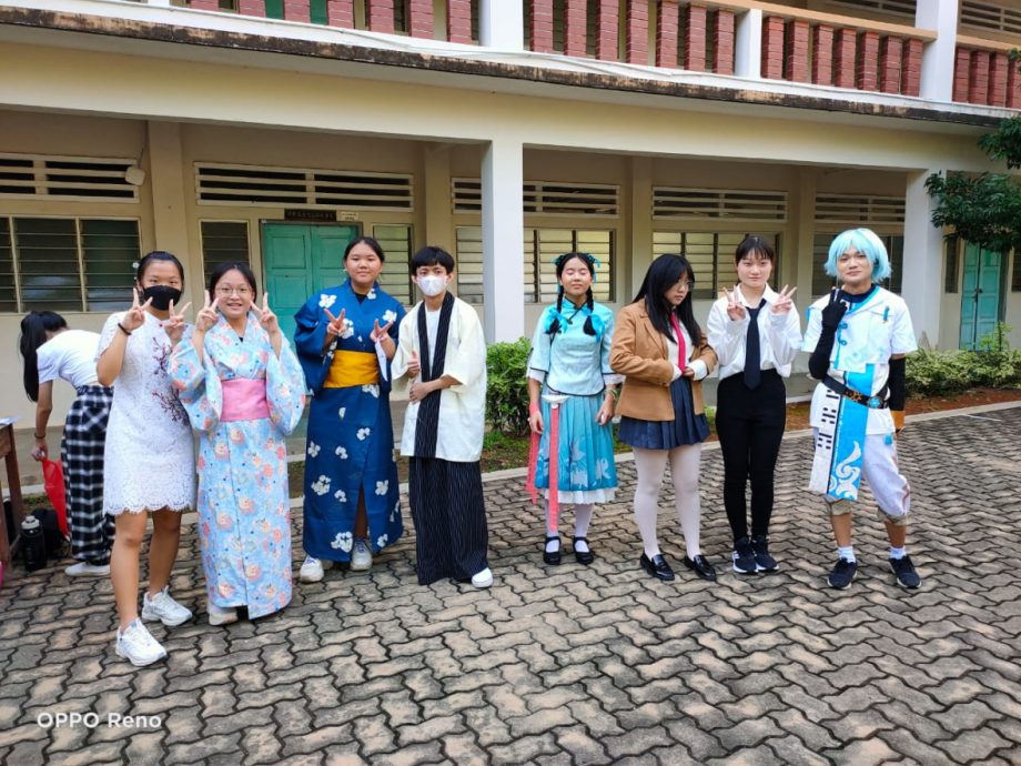 柔: 麻坡中化中学庆新春 画家挥洒墨香献祝福