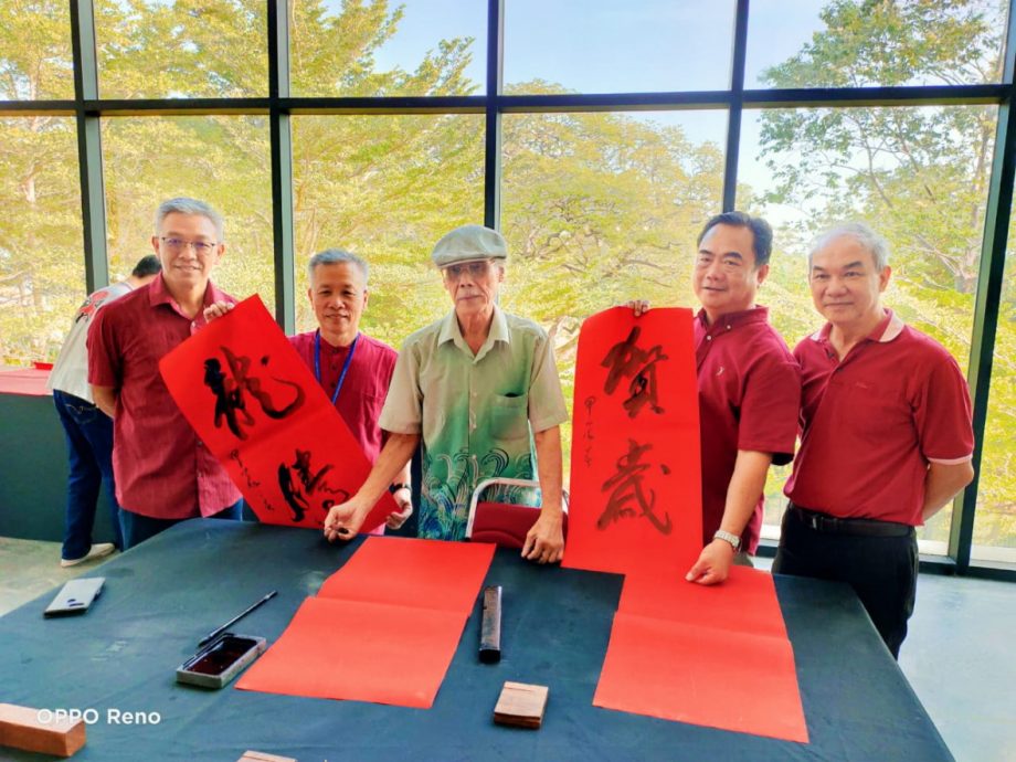 柔: 麻坡中化中学庆新春 画家挥洒墨香献祝福