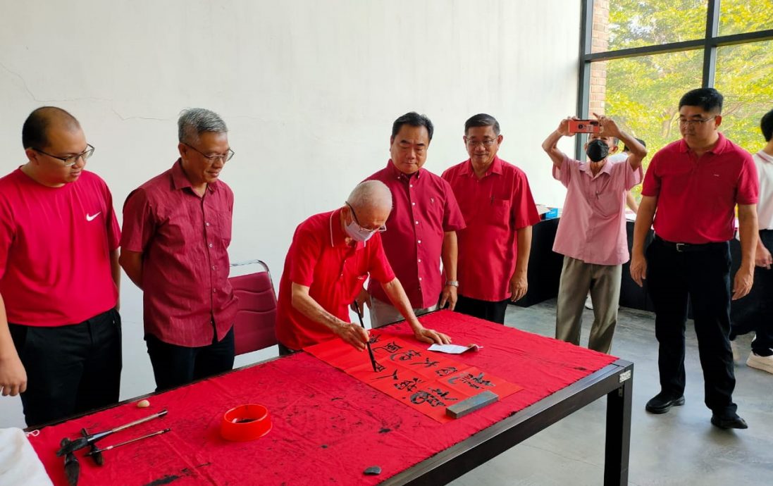 柔: 麻坡中化中学庆新春 画家挥洒墨香献祝福