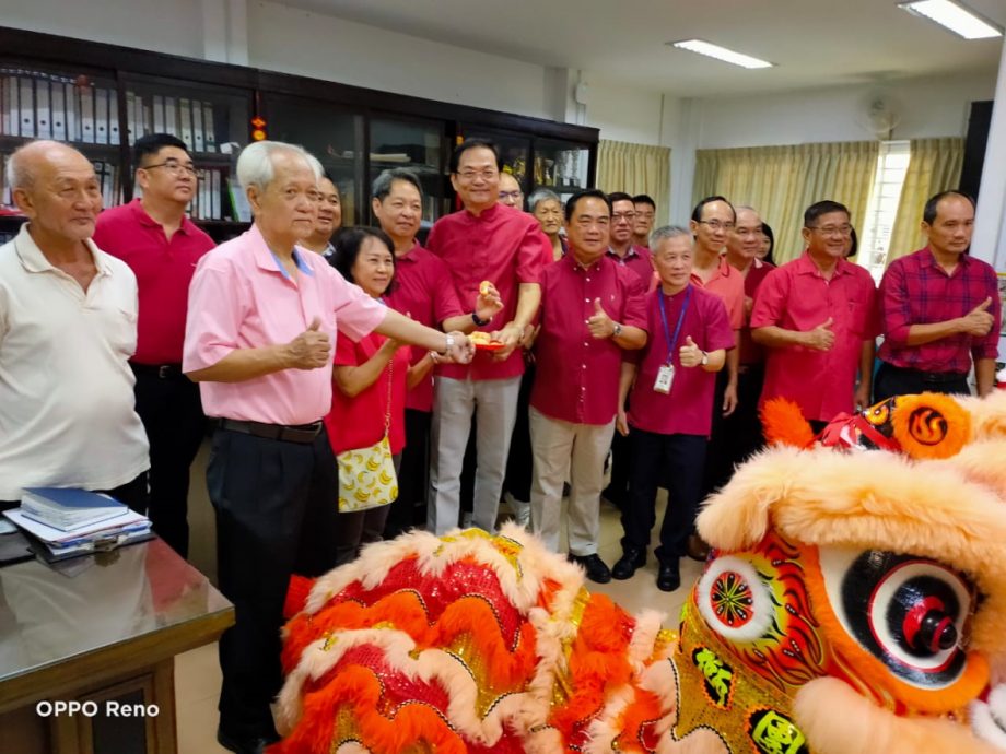 柔: 麻坡中化中学庆新春 画家挥洒墨香献祝福