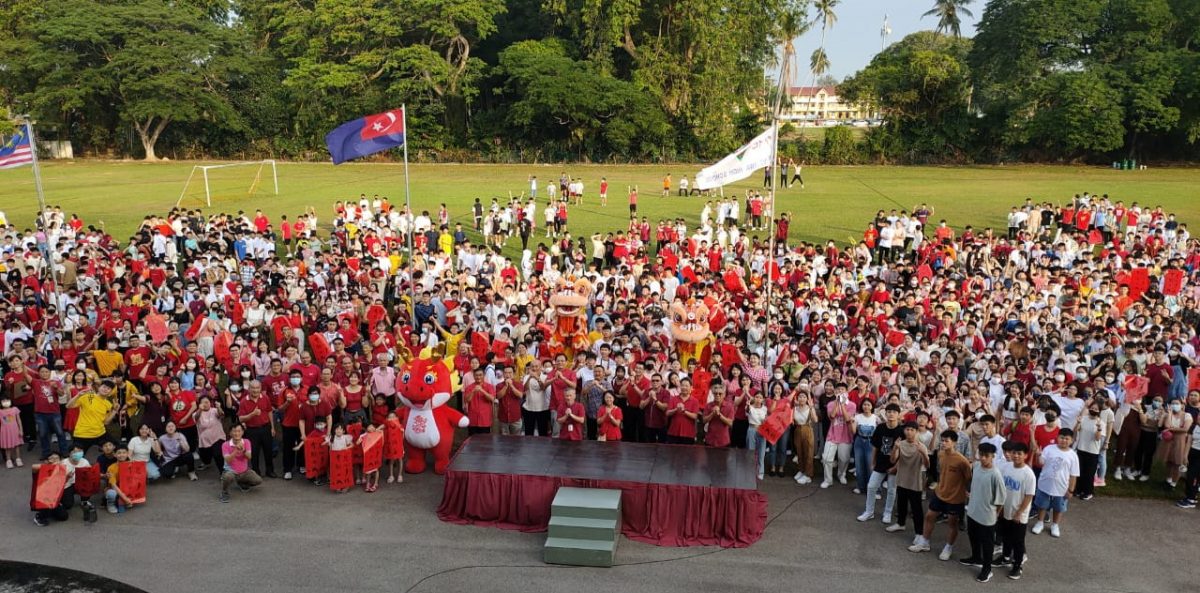柔: 麻坡中化中学庆新春 画家挥洒墨香献祝福