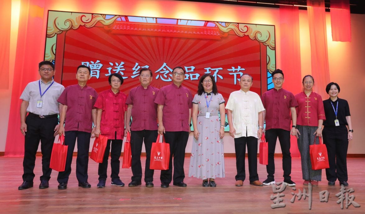 柔: 宽中至达城分校 3千师生挥春迎龙年