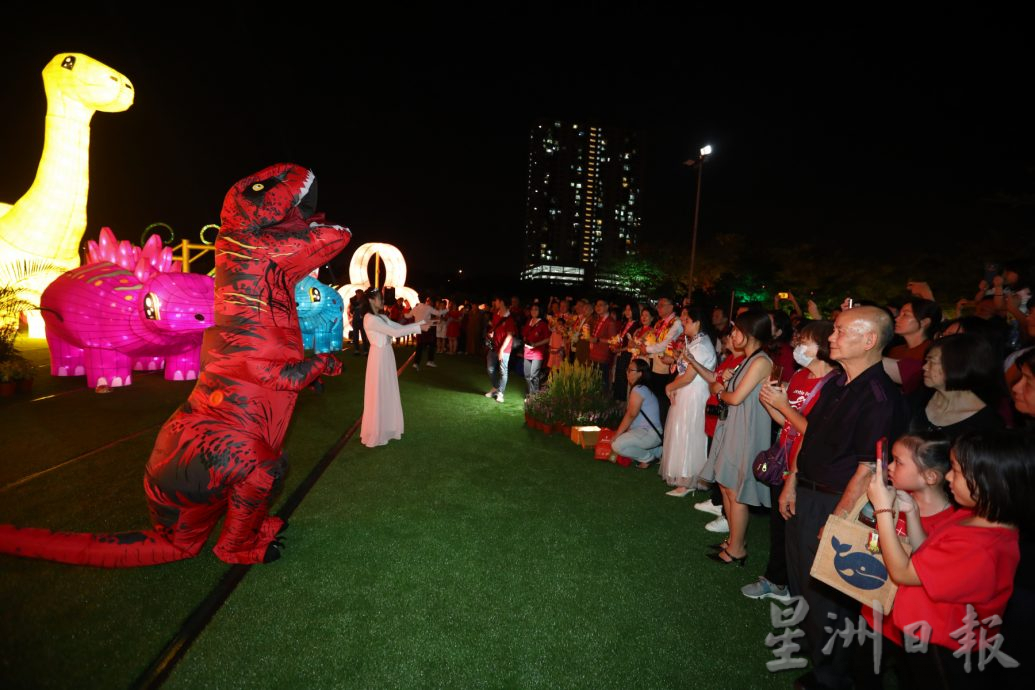 柔： 新马寺新春平安灯会  打造卡通侏罗纪公园 呆萌可爱