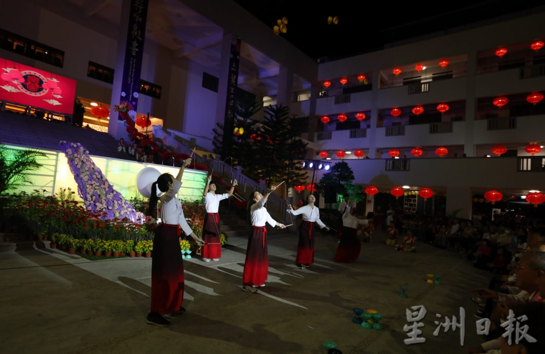 柔： 新马寺新春平安灯会  打造卡通侏罗纪公园 呆萌可爱