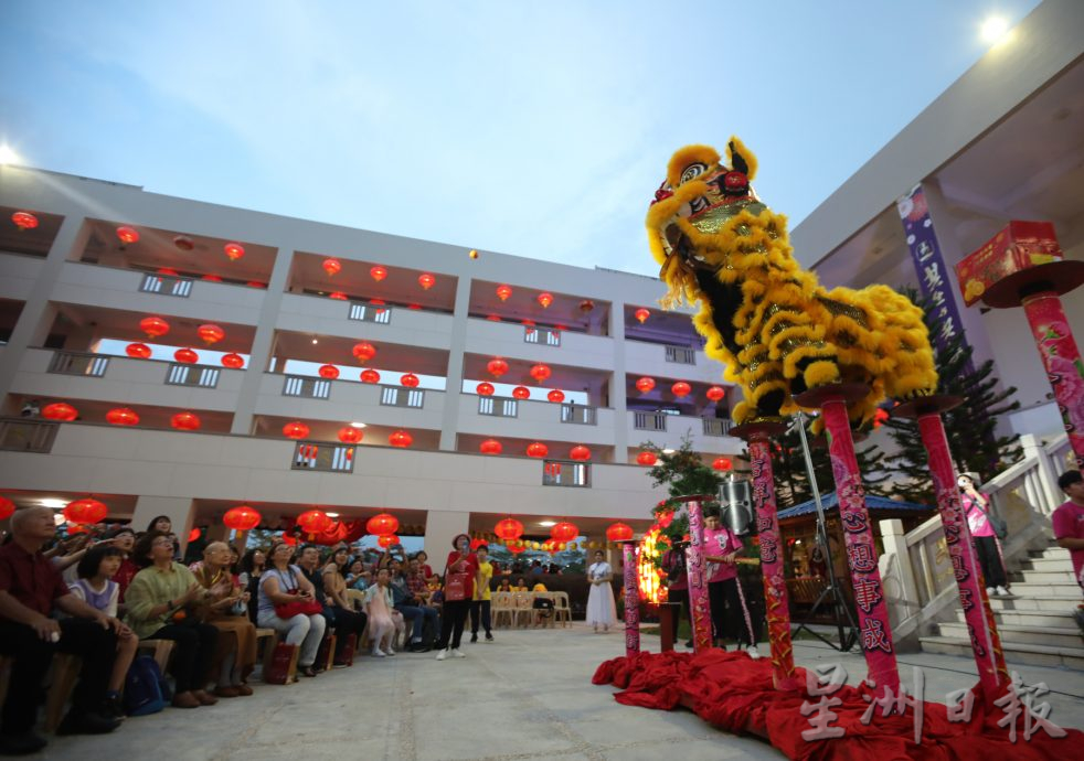 柔： 新马寺新春平安灯会  打造卡通侏罗纪公园 呆萌可爱