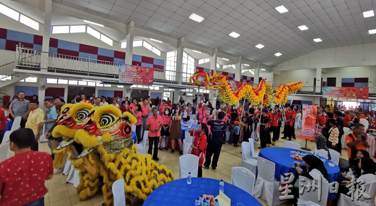 柔: 翁阿布峇卡:去年拨200万拨款 峇国会选区学校今年料获同数额