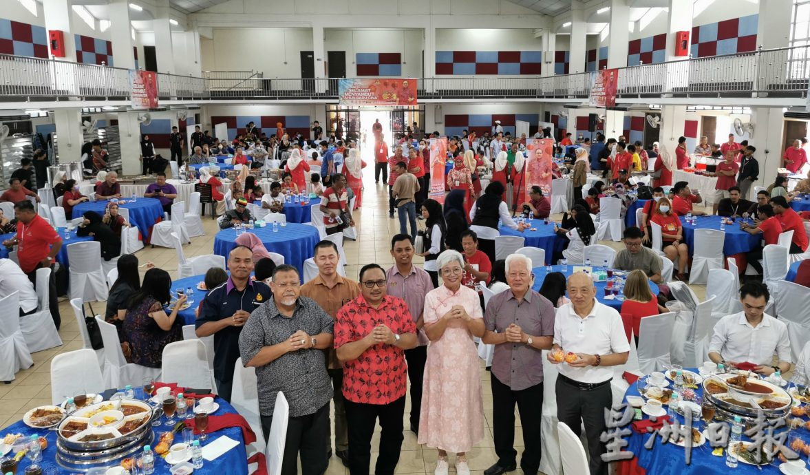 柔: 翁阿布峇卡:去年拨200万拨款 峇国会选区学校今年料获同数额