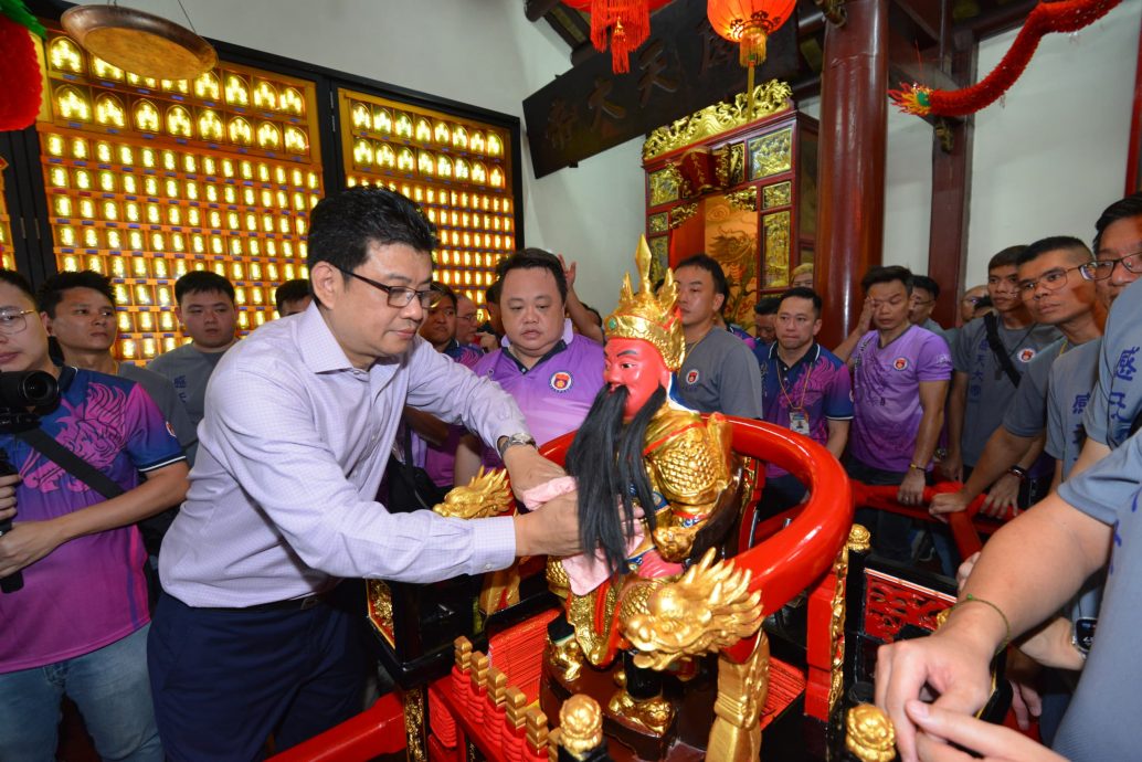 柔: 请神上轿 绑神轿 各帮错开疏散人潮