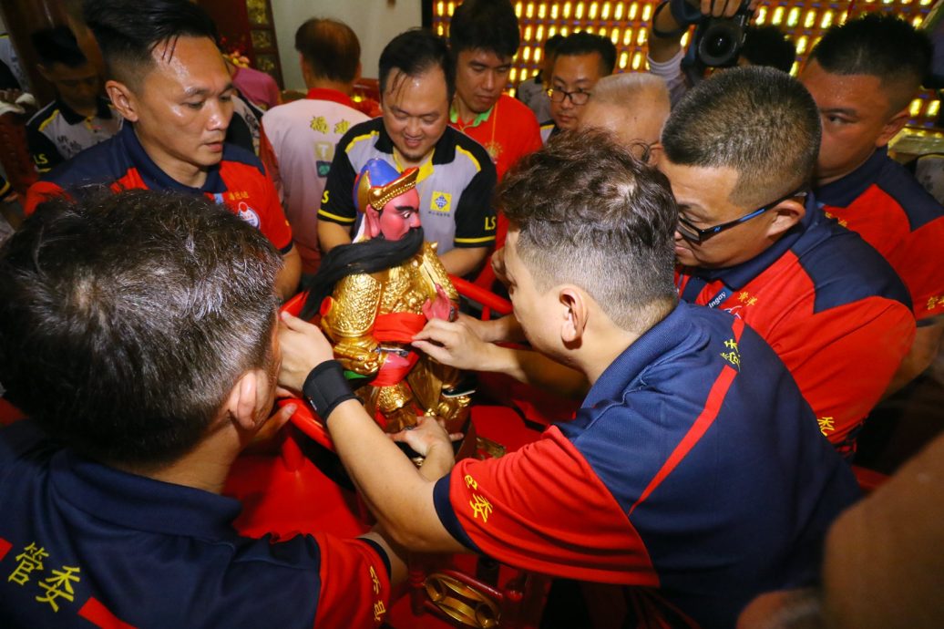 柔: 请神上轿 绑神轿 各帮错开疏散人潮