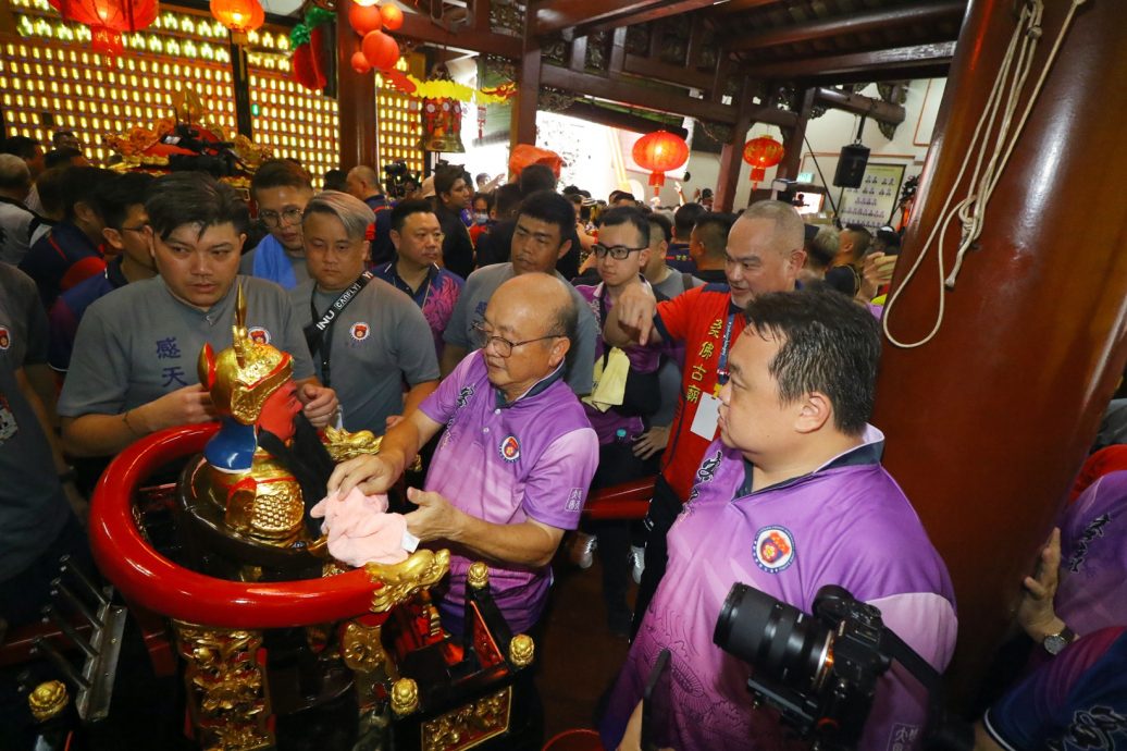 柔: 请神上轿 绑神轿 各帮错开疏散人潮