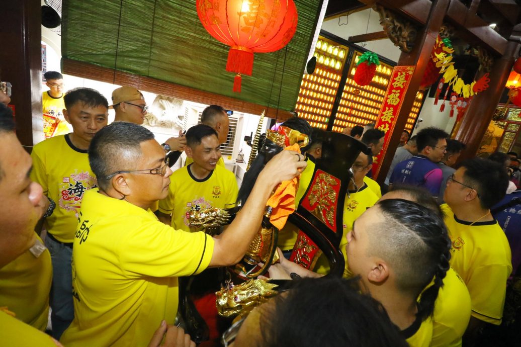 柔: 请神上轿 绑神轿 各帮错开疏散人潮