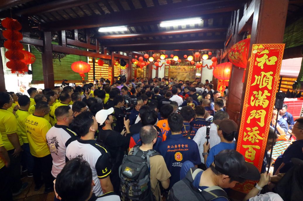 柔: 请神上轿 绑神轿 各帮错开疏散人潮