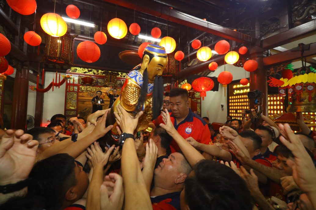 柔: 请神上轿 绑神轿 各帮错开疏散人潮