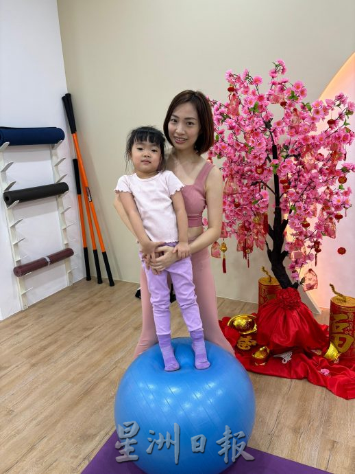 柔:【时尚记事簿】(2月3日刊):“和家中宝贝一起尽情互动吧!”亲子普拉提 家长宝贝共享亲密时光